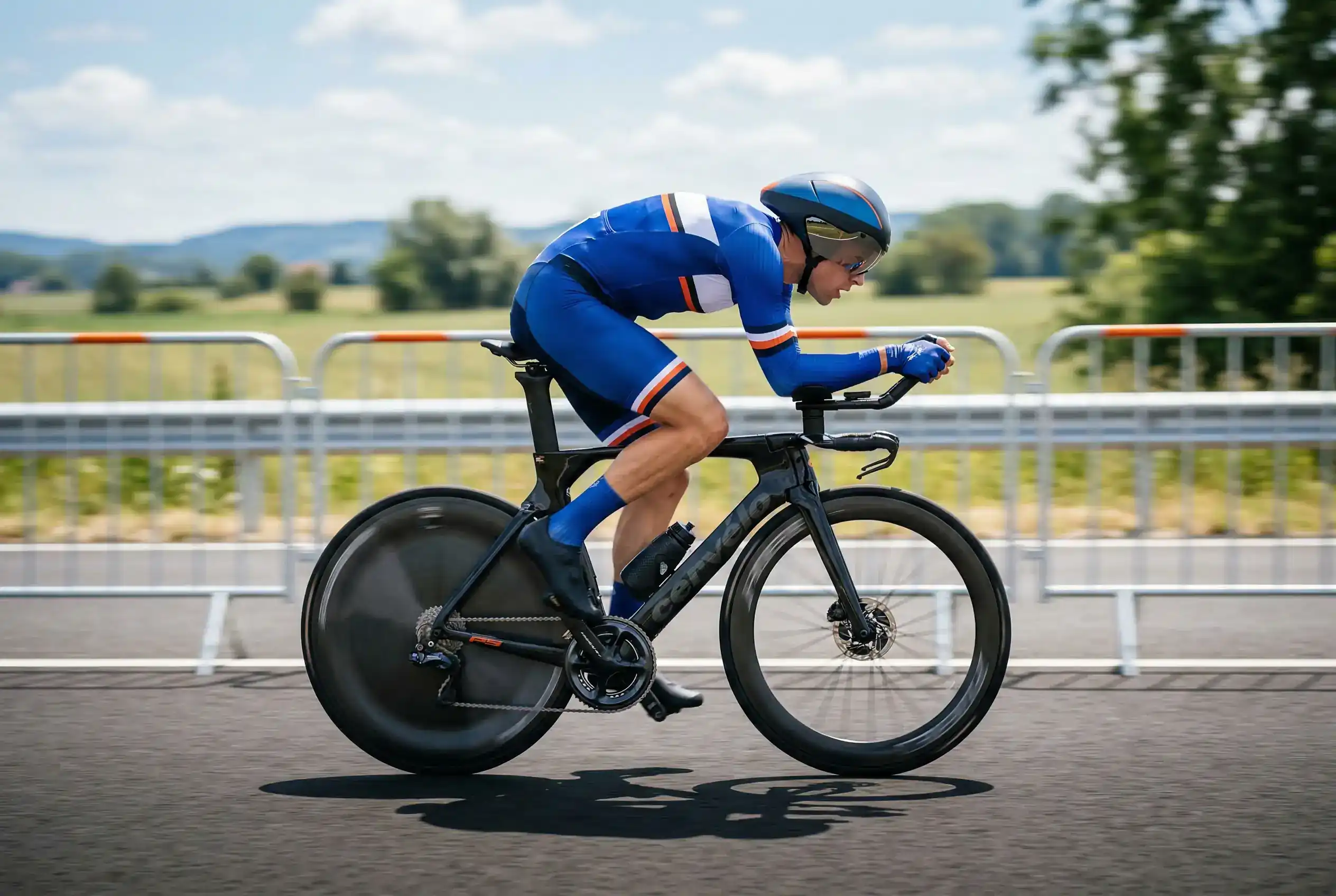 Ciclista profesional en posición aerodinámica durante una contrarreloj individual